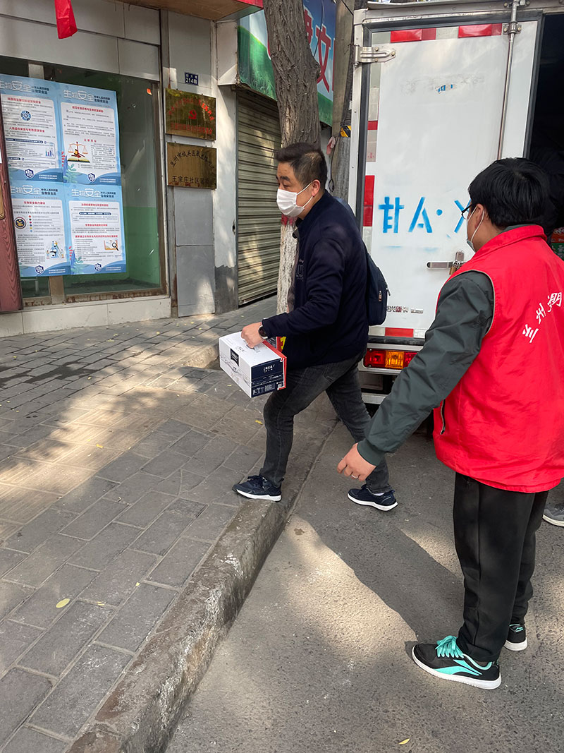 愛心捐贈暖人心，攜手共濟(jì)戰(zhàn)疫情——甘肅鴻成招標(biāo)代理有限公為抗疫一線的工作人員捐贈物資(圖1)